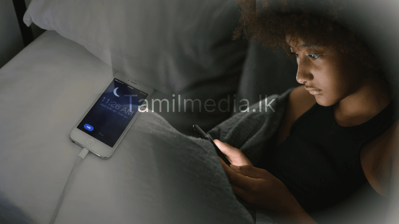 மொபைலை தலையணைக்கு அடியில் வைத்து தூங்குவது ஆபத்தா?