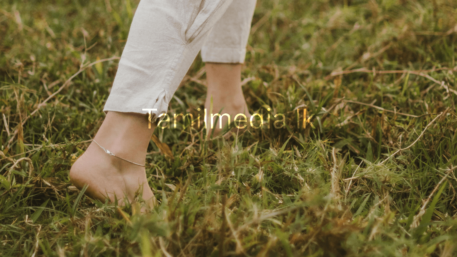 புல் மீது காலால் நடப்பதின் நன்மைகள்
