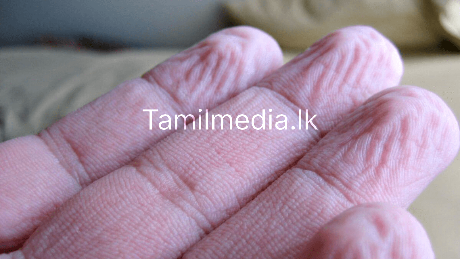 தண்ணீரில் இருந்தால் ஏன் விரல் சுருங்குகிறது?