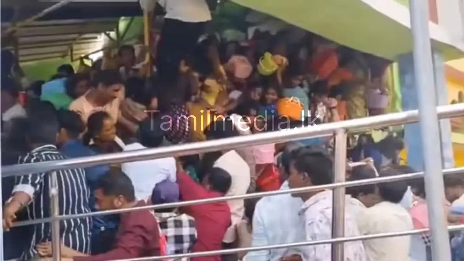 ஆந்திரா கோவிலில் நெரிசல் விபத்து – 9 பேர் பலி