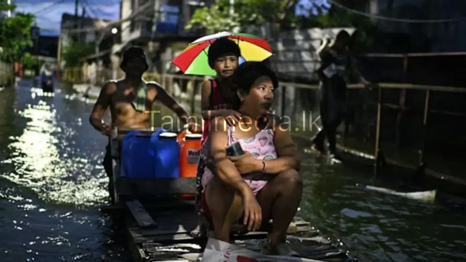 புவாலாய் புயல்: வியட்நாமில் அவசர வெளியேற்றம்