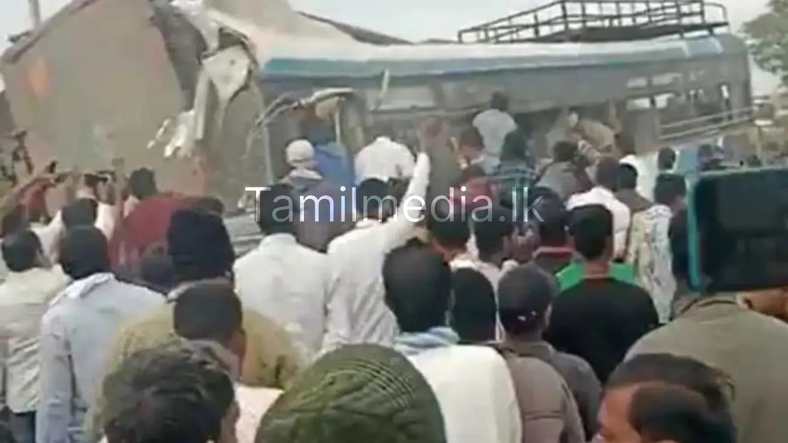 இந்தியாவில் பெரும் விபத்து: 16 பேர் பலி, 8 பேர் காயம்