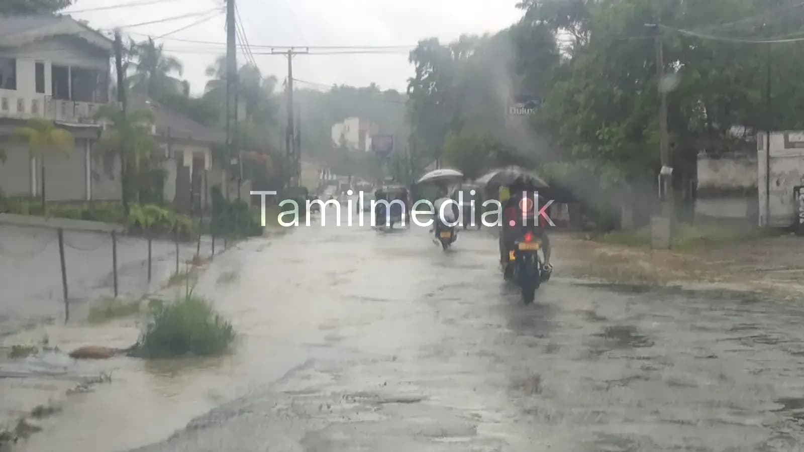 காலியில் கனமழை – சாலைகள் வெள்ளத்தில் மூழ்கின