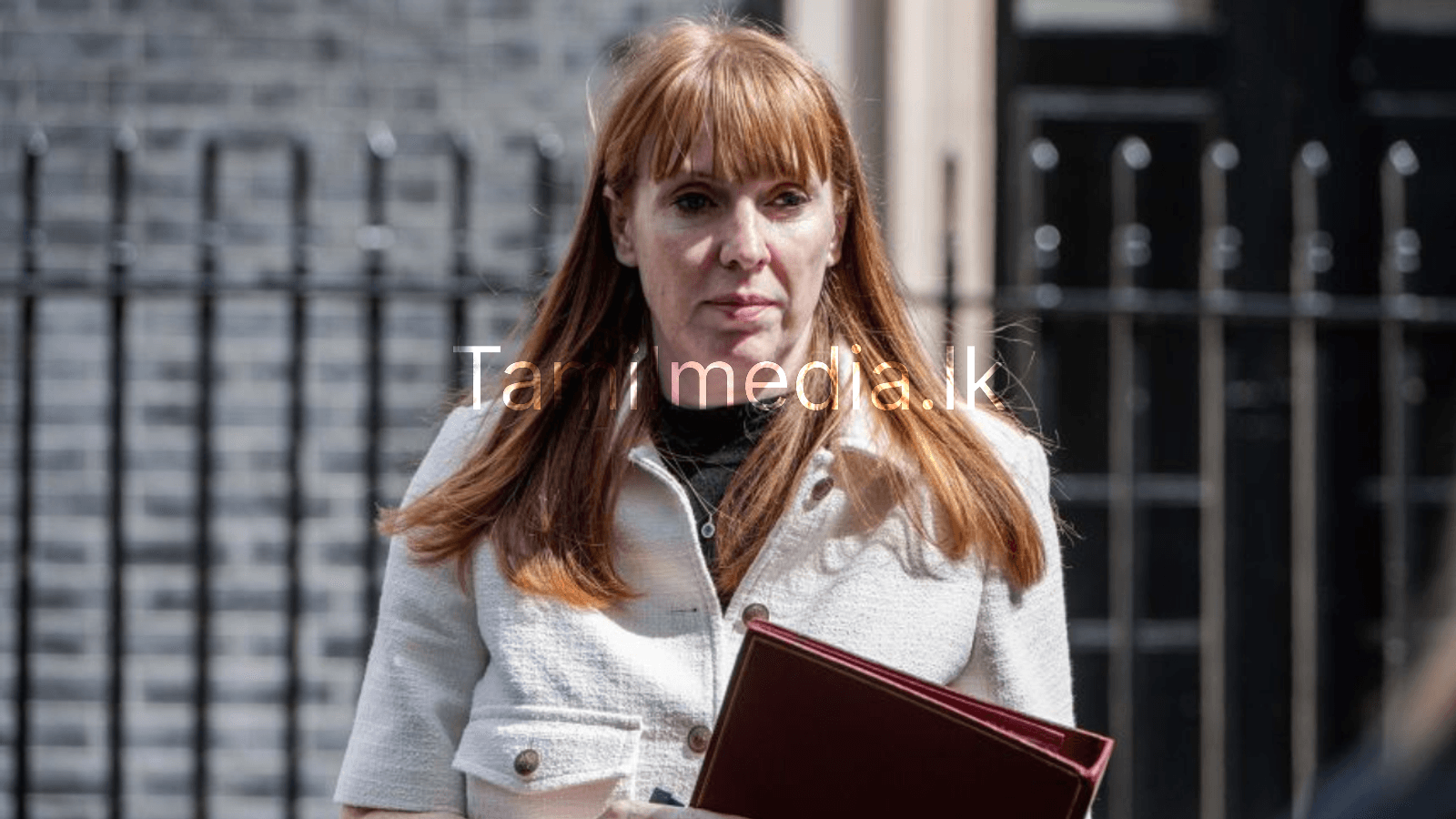 முத்திரைவரி சர்ச்சைக்குப் பிறகு ஏஞ்சலா ரெய்னர் ராஜினாமா