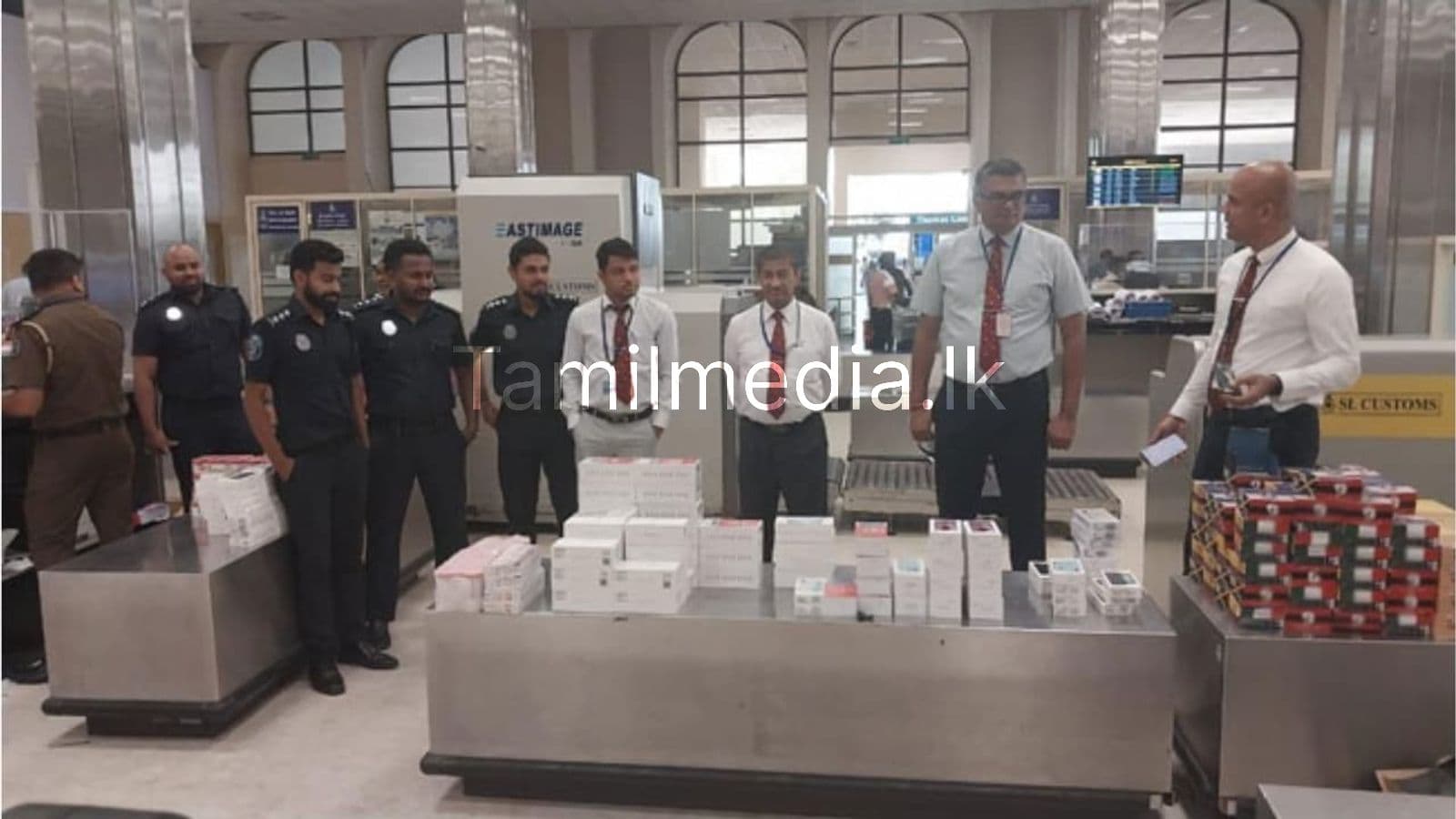 கொழும்பைச் சேர்ந்த பயணிகள் சுங்க அதிகாரிகளால் கைது