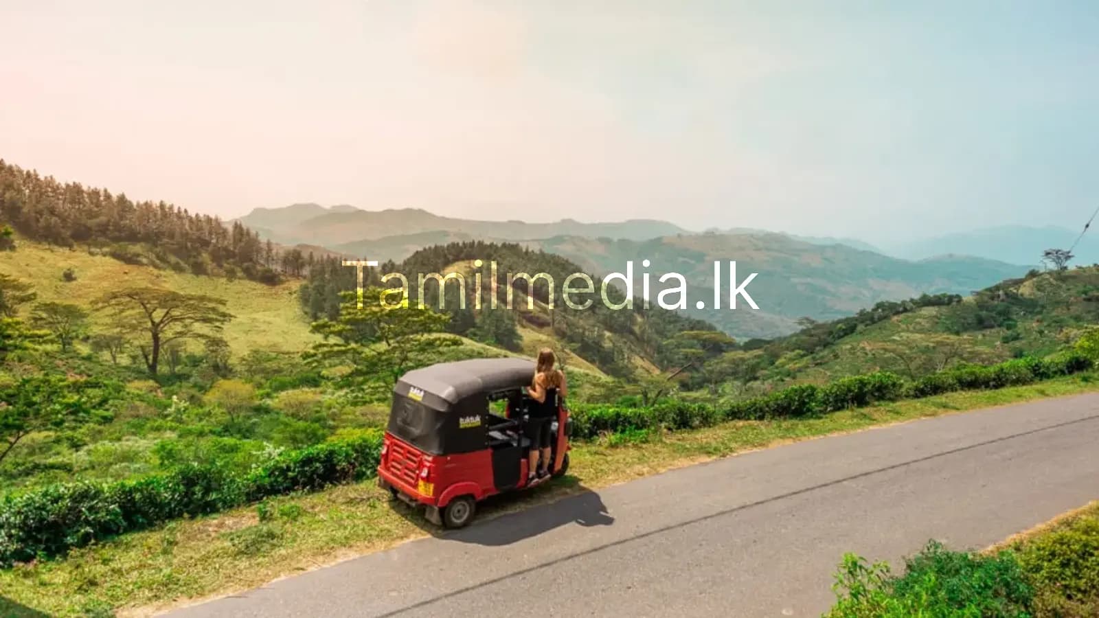 வெளிநாட்டு பெண்களிடம் பணம் பறித்த ஓட்டுநர்கள் கைது